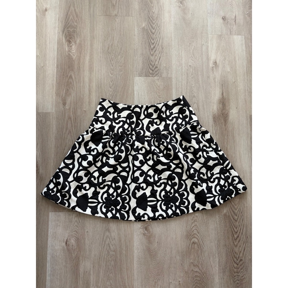 Ann Taylor Black White Scroll Embroidered Pleated Mini Skirt Size 10 Work Office
